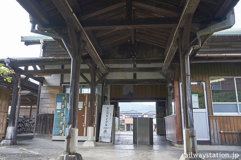 長良川鉄道・美濃市駅、木造の上屋が重厚な駅舎への通路