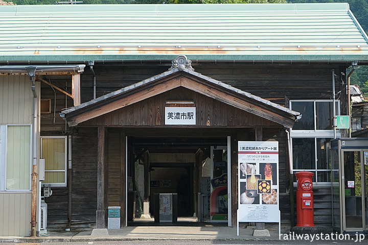 長良川鉄道、レトロな木造駅舎が残る美濃市駅。丸ポストもいい！