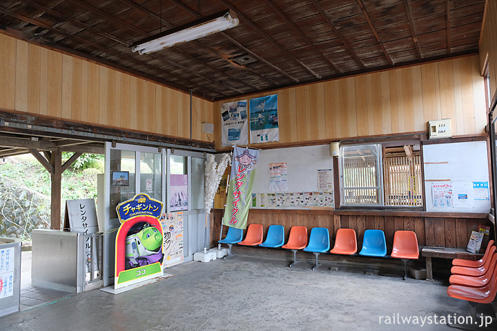 長良川鉄道・美濃市駅の木造駅舎、待合室