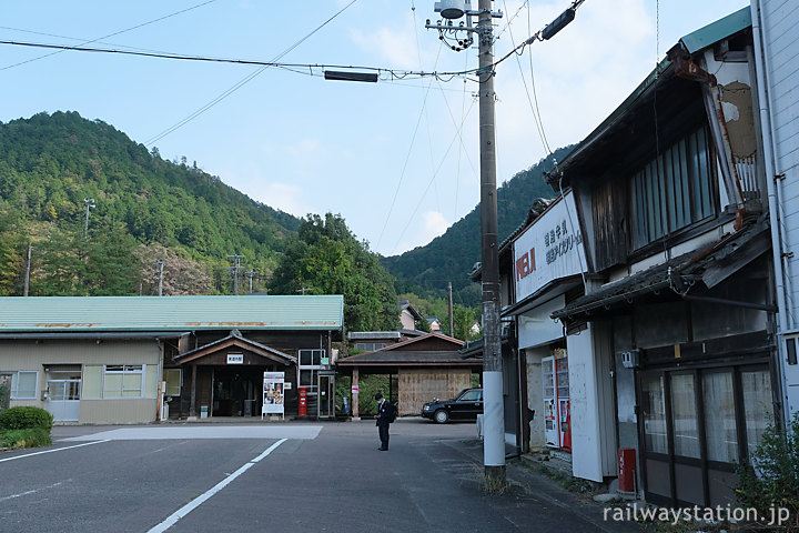 長良川鉄道・美濃市駅前、街の隅の方に位置する