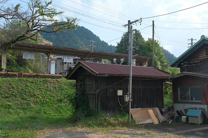 長良川鉄道・美濃市駅、古い木造倉庫とホーム