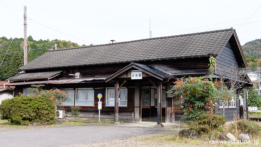 長良川鉄道・大矢駅、素朴で味わいある木造駅舎が残る