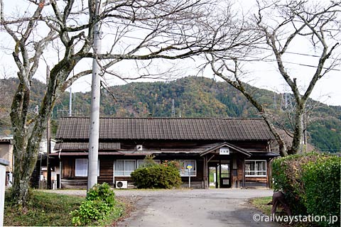 長良川鉄道・大矢駅、木造駅舎と駅前の桜の木