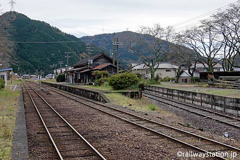 長良川鉄道・大矢駅、国鉄小駅らしさ残る旅客と側線跡ホーム