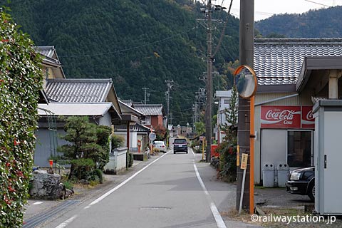 長良川鉄道・大矢駅、駅前のこじんまりとした街並み