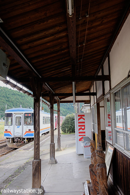 長良川鉄道。大矢駅に入線するレールバス