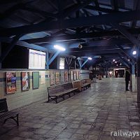 南海・多奈川線・深日港駅、木の上屋と幅広のプラットホーム