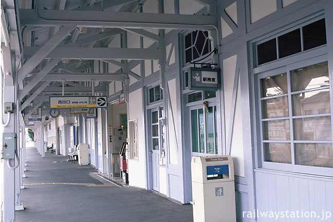 南海・浜寺公園駅、木造駅舎らしいレトロなムードのプラットホーム