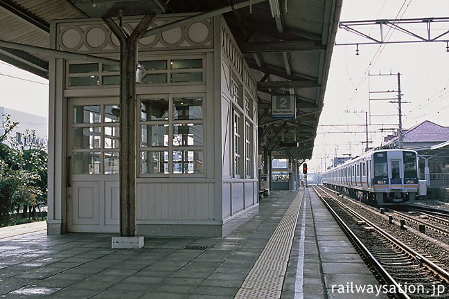 南海・浜寺公園駅ホーム、駅舎と似たデザインの待合室