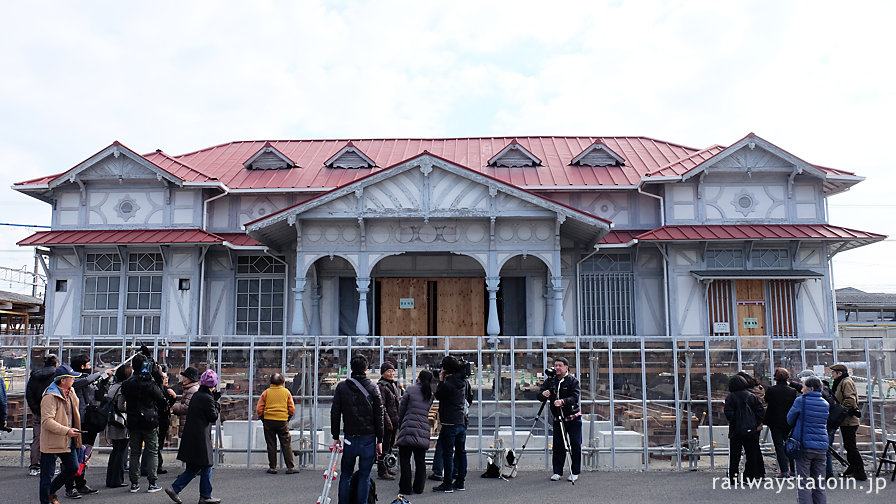 保存に向け曳家中の浜寺公園駅駅舎