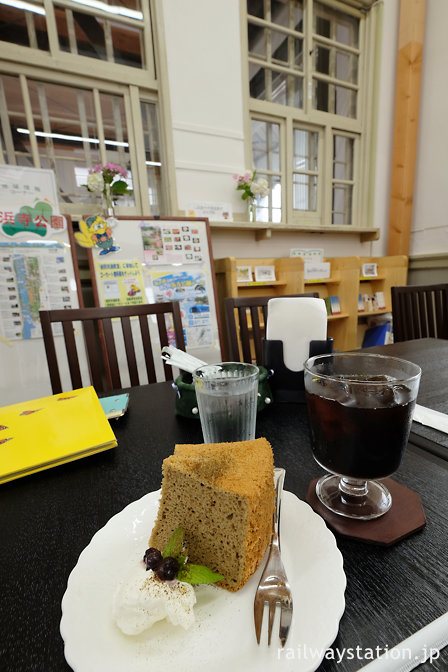 堺市、南海浜寺公園駅旧駅舎のカフェ