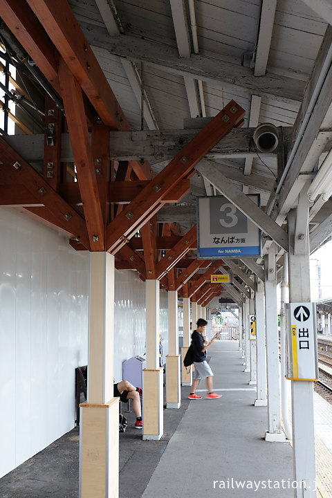 工事中の浜寺公園駅、古い上屋の新しい木の柱