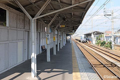 南海電鉄・浜寺公園駅、古レールを使った柱がある3番線