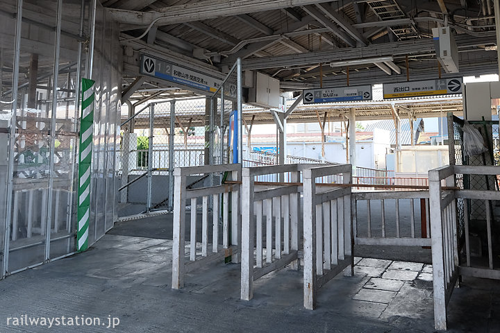 浜寺公園駅、屋外改札口跡にある木のラッチ