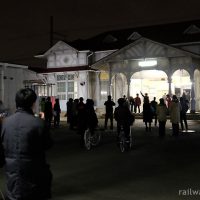 南海、明治の洋風駅舎の引退迫る浜寺公園駅に集まる人々