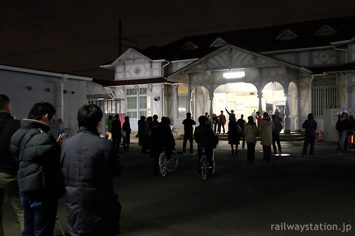 南海、明治の洋風駅舎の引退迫る浜寺公園駅に集まる人々