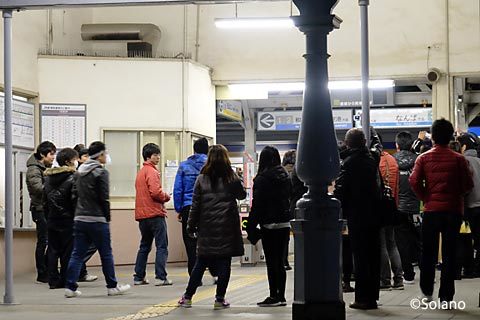 浜寺公園駅、明治の洋風駅舎が迎える最後列車を見送る人々