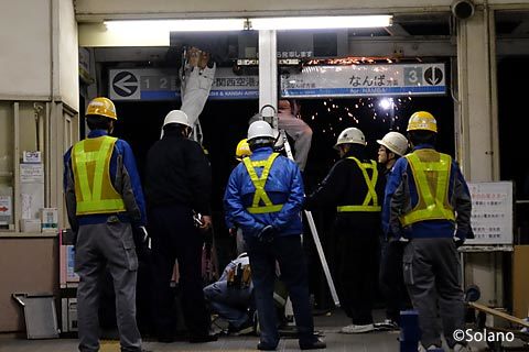 南海浜寺公園駅、最終列車が出て駅移設作業をする作業員