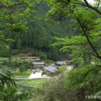 紀伊細川駅(南海電鉄・高野線)～集落と山並みを一望する絶景の中の木造駅舎～