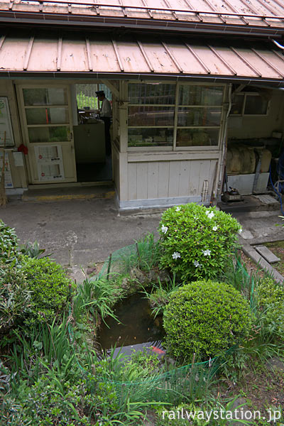 南海電鉄・高野線・紀伊細川駅、金魚のいる池と木造駅舎