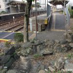 南海高野線・紀伊清水駅構内、プラットホームと廃れた枯池
