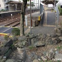 南海高野線・紀伊清水駅構内、プラットホームと廃れた枯池