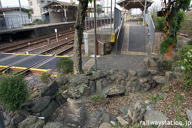 南海高野線・紀伊清水駅構内、プラットホームと廃れた枯池