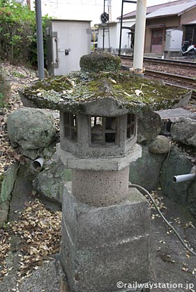 南海高野線・紀伊清水駅、枯池の中にある灯篭