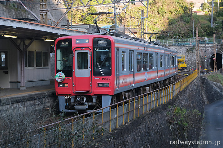 南海高野線・高野下駅、駅舎ホテル客室目の前を通る2300系電車