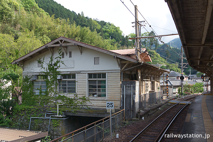 南海電鉄高野線・高野下駅、木造駅舎ホーム側