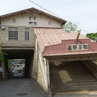 南海電鉄高野線・高野下駅、高床式の木造駅舎