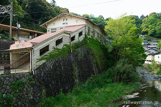 南海電鉄高野線、高野下駅、山間の集落に不動谷川が流れる