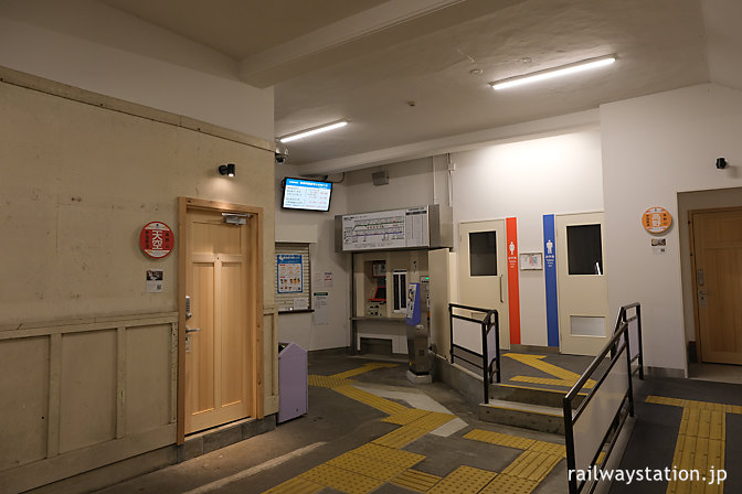 夜の高野下駅、駅舎ホテル「天空」と「高野」の出入口