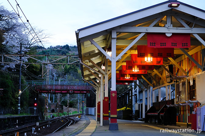 高野線九度山駅、真田の六文銭の旗掲げられるプラットホーム