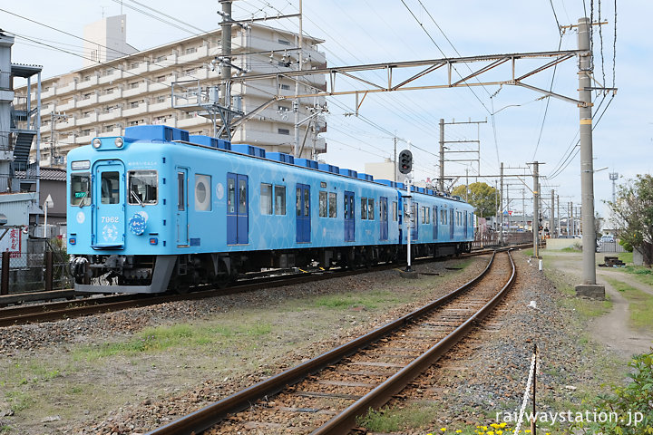 南海電鉄加太線、東松江駅を通る「めでたい電車 かい」編成