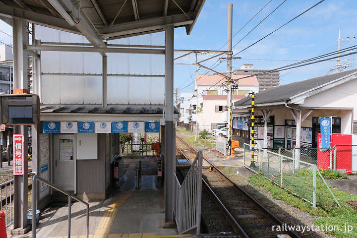 南海加太線・東松江駅、木造駅舎とホーム端の駅事務室