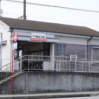 南海電鉄加太線・東松江駅、県道7号線沿いの木造駅舎