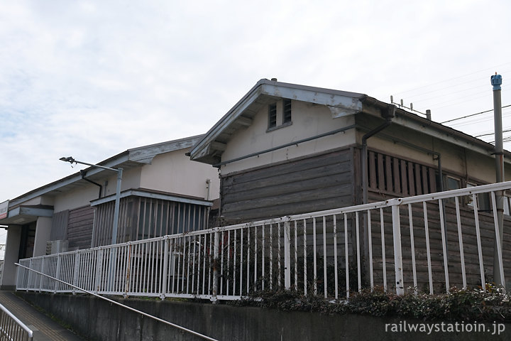 南海加太線・東松江駅、駅舎横の木造便所