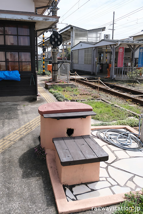 南海加太線・東松江駅、駅構内の井戸跡