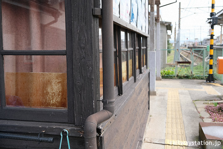 南海電鉄加太線・東松江駅、木の質感豊かな木造駅舎