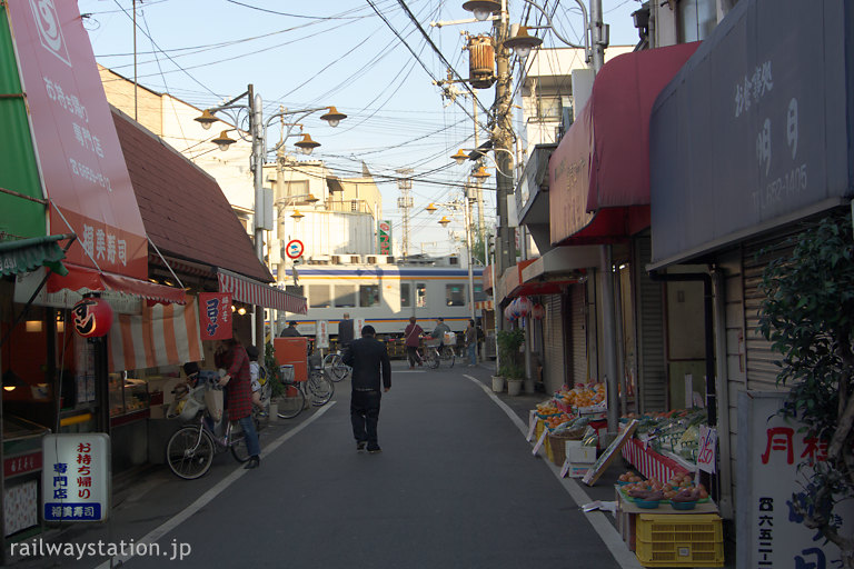 南海電鉄汐見橋線・西天下茶屋駅前の商店街