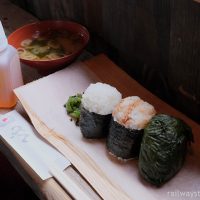 高野下駅舎ホテル、朝食は九度山駅のおにぎり屋「おむすびスタンドくど」で…