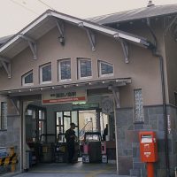 南海電鉄・本線、諏訪ノ森駅上りホーム側の西駅舎。大正8年築の洋風木造建築。