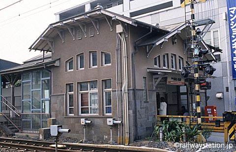 南海電鉄・本線、諏訪ノ森駅上りホーム側の西駅舎。斜め横から見る