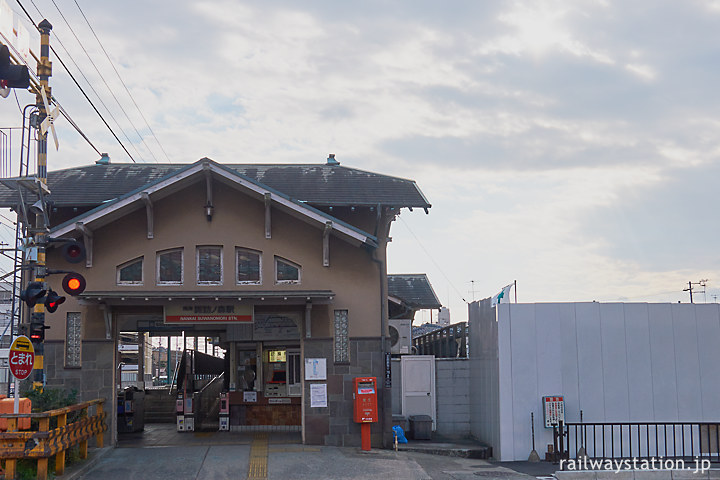 南海本線、高架化工事が迫る諏訪ノ森駅、大正築の洋風木造駅舎