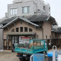 南海本線・諏訪ノ森駅、保存工事中の洋風木造駅舎