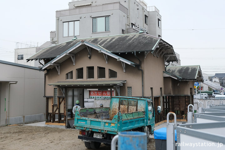 南海本線・諏訪ノ森駅、保存工事中の洋風木造駅舎