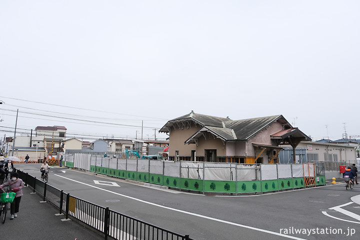 堺市、南海本線の高架化工事中の諏訪ノ森駅。曳家後の西駅舎