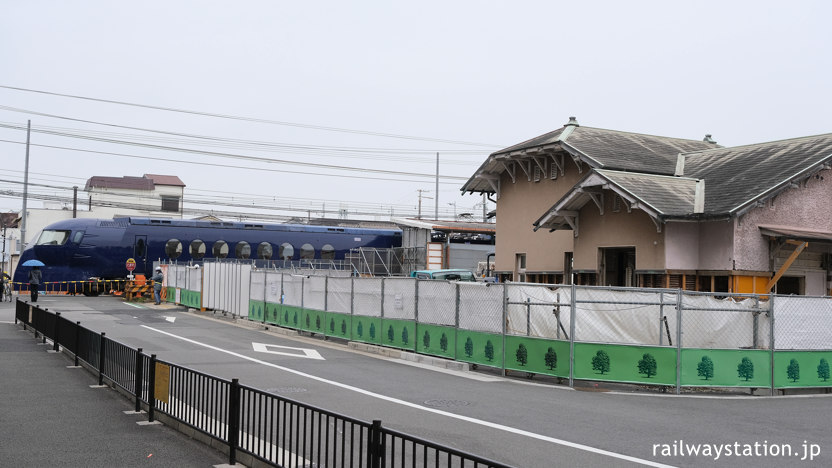 南海本線、高架化工事中の諏訪ノ森駅、特急ラピートが通過