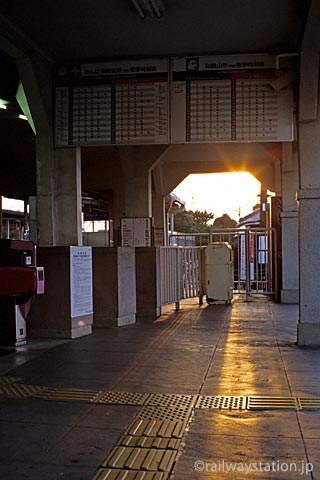 南海電鉄本線・淡輪駅、夕日が改札口を染めてゆく